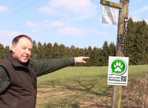 Klaus Ritter zeigt auf die Stelle, wo er die Wölfe zum ersten Mal gesehen hat. Die Warnschilder müssen seit 1. April 2015 in allen Wolfs-Revieren angebracht werden.